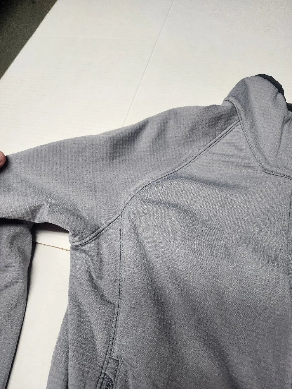 The North Face Men's Size Small Full Zippered Pocketed Gray Fleece Jacket